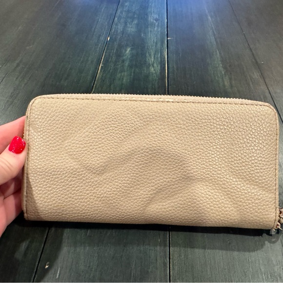 Anne Klein beige pebbled faux leather zip-around wallet gold-tone bow accent - Picture 5 of 9